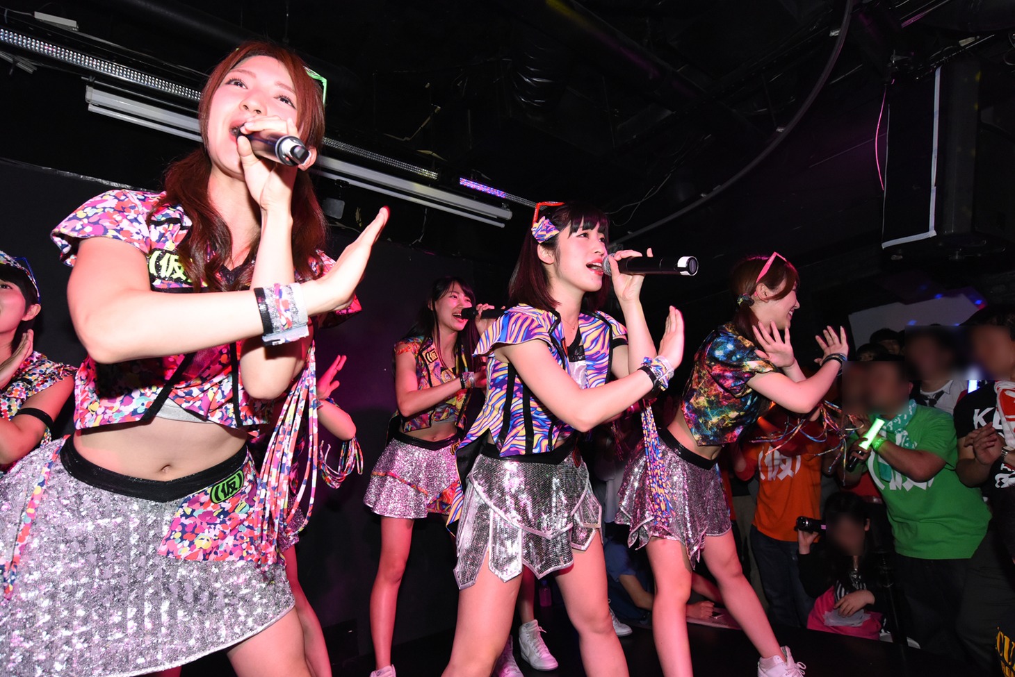 「じゃぱんぐ♪」にスペシャルゲストとして出演しライブパフォーマンスするアップアップガールズ（仮）。