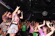 「じゃぱんぐ♪」にスペシャルゲストとして出演しライブパフォーマンスするアップアップガールズ（仮）。
