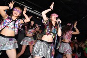 「じゃぱんぐ♪」にスペシャルゲストとして出演しライブパフォーマンスするアップアップガールズ（仮）。