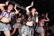 「じゃぱんぐ♪」にスペシャルゲストとして出演しライブパフォーマンスするアップアップガールズ（仮）。