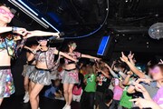 「じゃぱんぐ♪」にスペシャルゲストとして出演しライブパフォーマンスするアップアップガールズ（仮）。