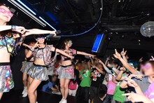 「じゃぱんぐ♪」にスペシャルゲストとして出演しライブパフォーマンスするアップアップガールズ（仮）。