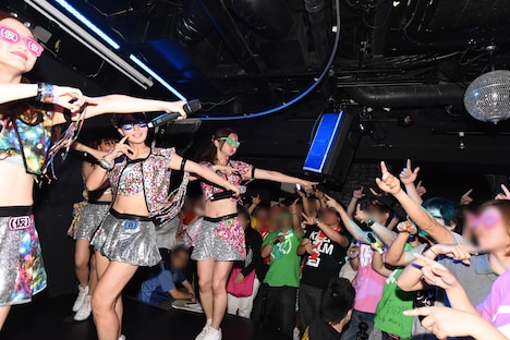 「じゃぱんぐ♪」にスペシャルゲストとして出演しライブパフォーマンスするアップアップガールズ（仮）。