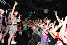 「じゃぱんぐ♪」にスペシャルゲストとして出演しライブパフォーマンスするアップアップガールズ（仮）。