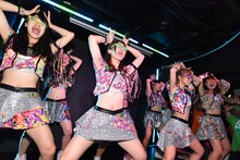 「じゃぱんぐ♪」にスペシャルゲストとして出演しライブパフォーマンスするアップアップガールズ（仮）。
