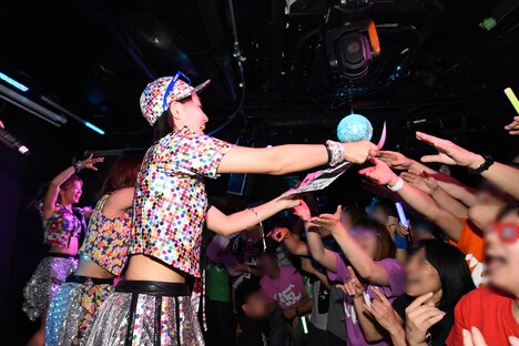 オーディエンスにチラシを配る新井愛瞳。