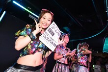 日本武道館公演のチラシをアピールする古川小夏。