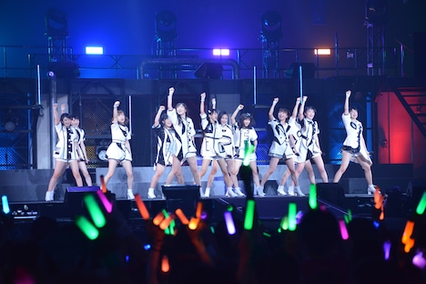 「モーニング娘。'16コンサートツアー春～EMOTION IN MOTION～鈴木香音卒業スペシャル」の様子。