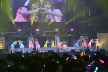 「モーニング娘。'16コンサートツアー春～EMOTION IN MOTION～鈴木香音卒業スペシャル」の様子。