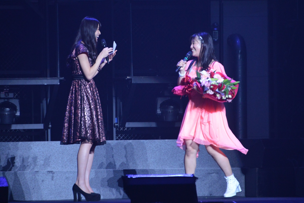 ℃-uteの矢島舞美から花束を受け取った鈴木香音（右）。