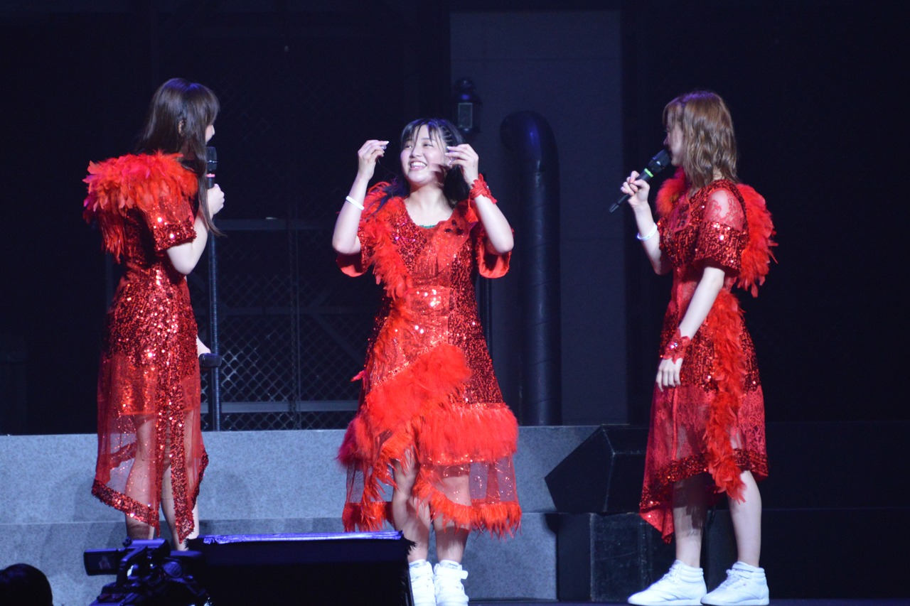 左から譜久村聖、鈴木香音、生田衣梨奈。