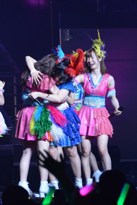 鈴木香音と抱き合う9期メンバー。