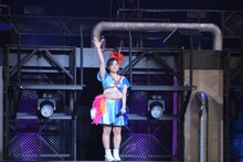 笑顔でステージを去る鈴木香音。