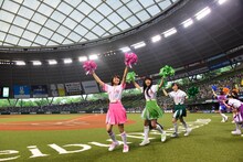 ボンボンを持って登場したエビ中。