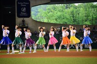 西武プリンスドームのダイヤモンドで「全力ランナー」を歌うエビ中。