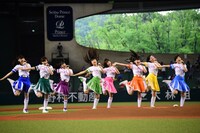 エビ中による「全力ランナー」パフォーマンスの様子。