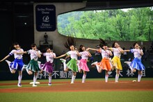 エビ中による「全力ランナー」パフォーマンスの様子。