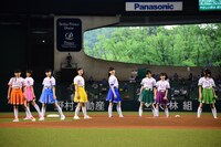 エビ中による「全力ランナー」パフォーマンスの様子。