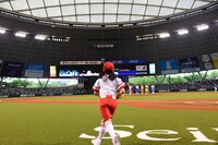 マウンドへと向かう本田紗来投手の後ろ姿。