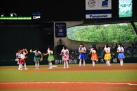 エビ中とハイタッチする本田紗来投手。