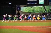 一列に並んでポーズを決める「セカパカ PLAY DREAM PROJECT」のポーズを決めるエビ中＆本田紗来投手。