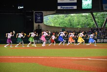 一列に並んでポーズを決める「セカパカ PLAY DREAM PROJECT」のポーズを決めるエビ中＆本田紗来投手。