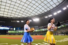 左から中山莉子投手、小林歌穂投手。