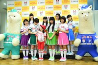 囲み取材の様子。