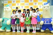 囲み取材の様子。