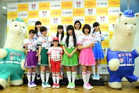 囲み取材の様子。