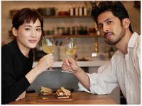 左から綾瀬はるか、平井堅。