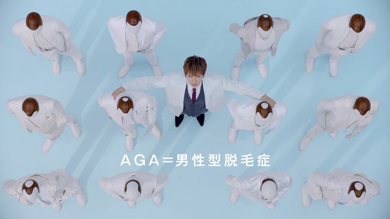 AGAスキンクリニック新CM「AGAじゃない？立ち上がり」編のワンシーン。