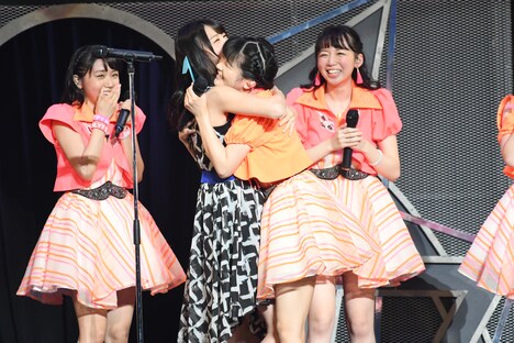 ゲストとして登場した矢島舞美に抱き着く田村芽実。