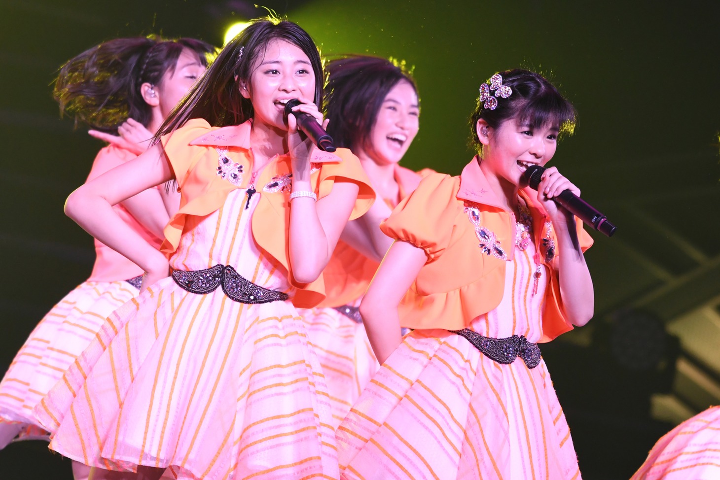 左から和田彩花、田村芽実。