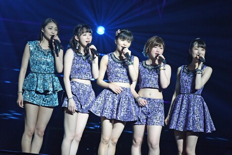 先輩の和田彩花と同期メンバーと共に歌唱する田村芽実（写真中央）。