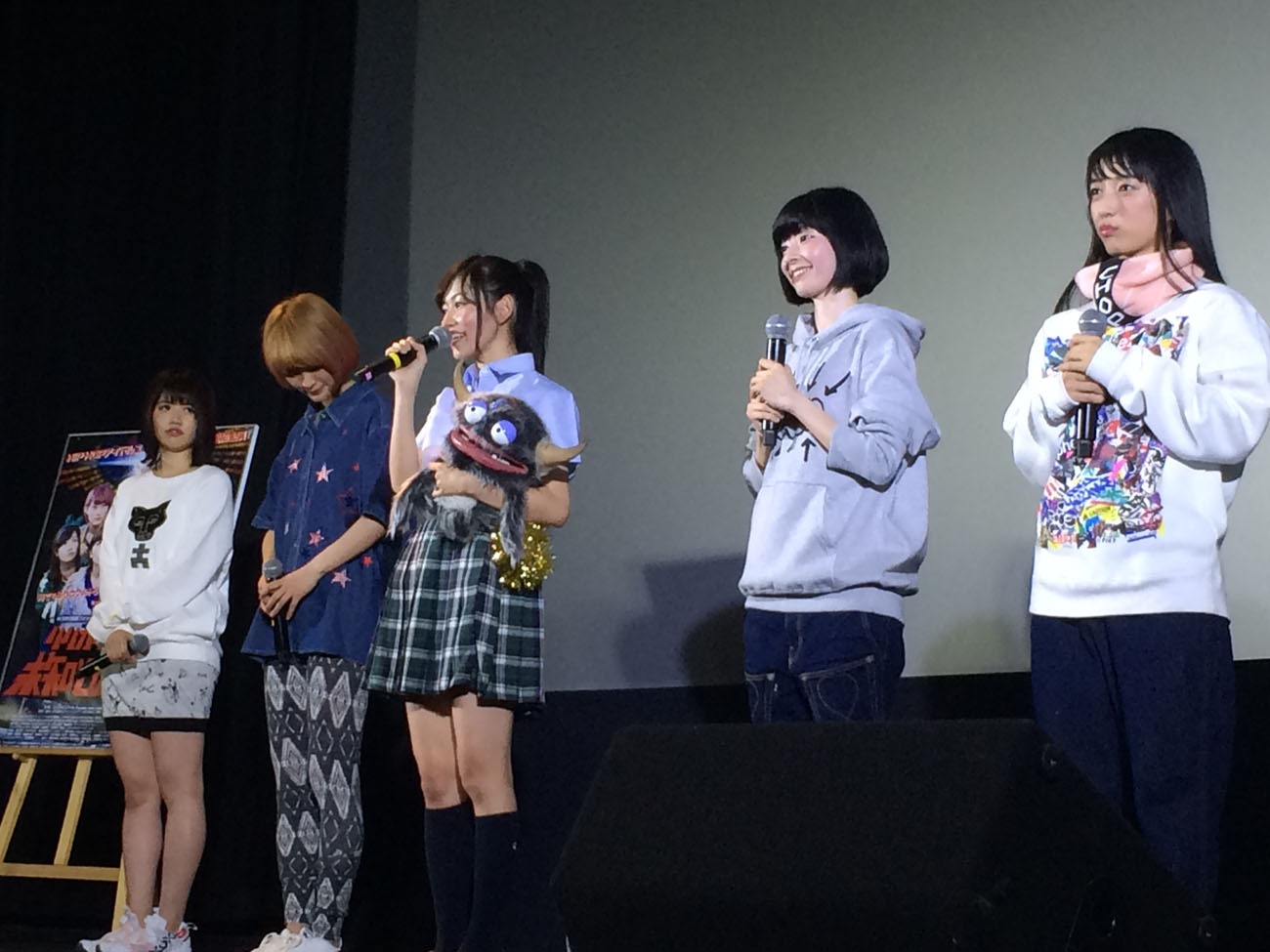 映画「リリカルスクールの未知との遭遇」公開初日舞台挨拶の様子。