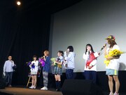 ファンから花束を受け取ったlyrical school。