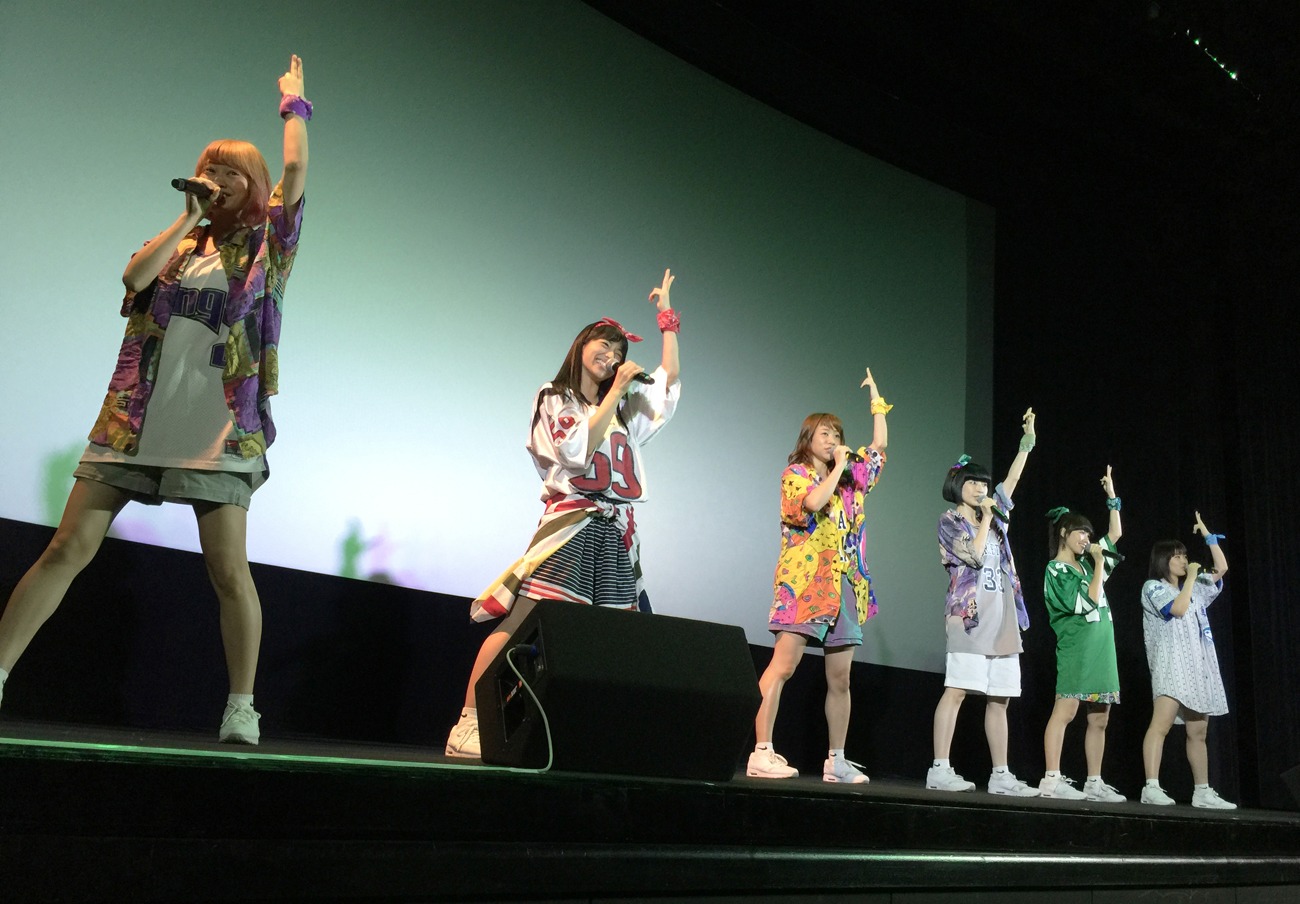 映画館のステージでミニライブを披露するlyrical school。