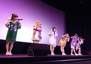 映画館のステージでミニライブを披露するlyrical school。