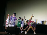 映画館のステージでミニライブを披露するlyrical school。