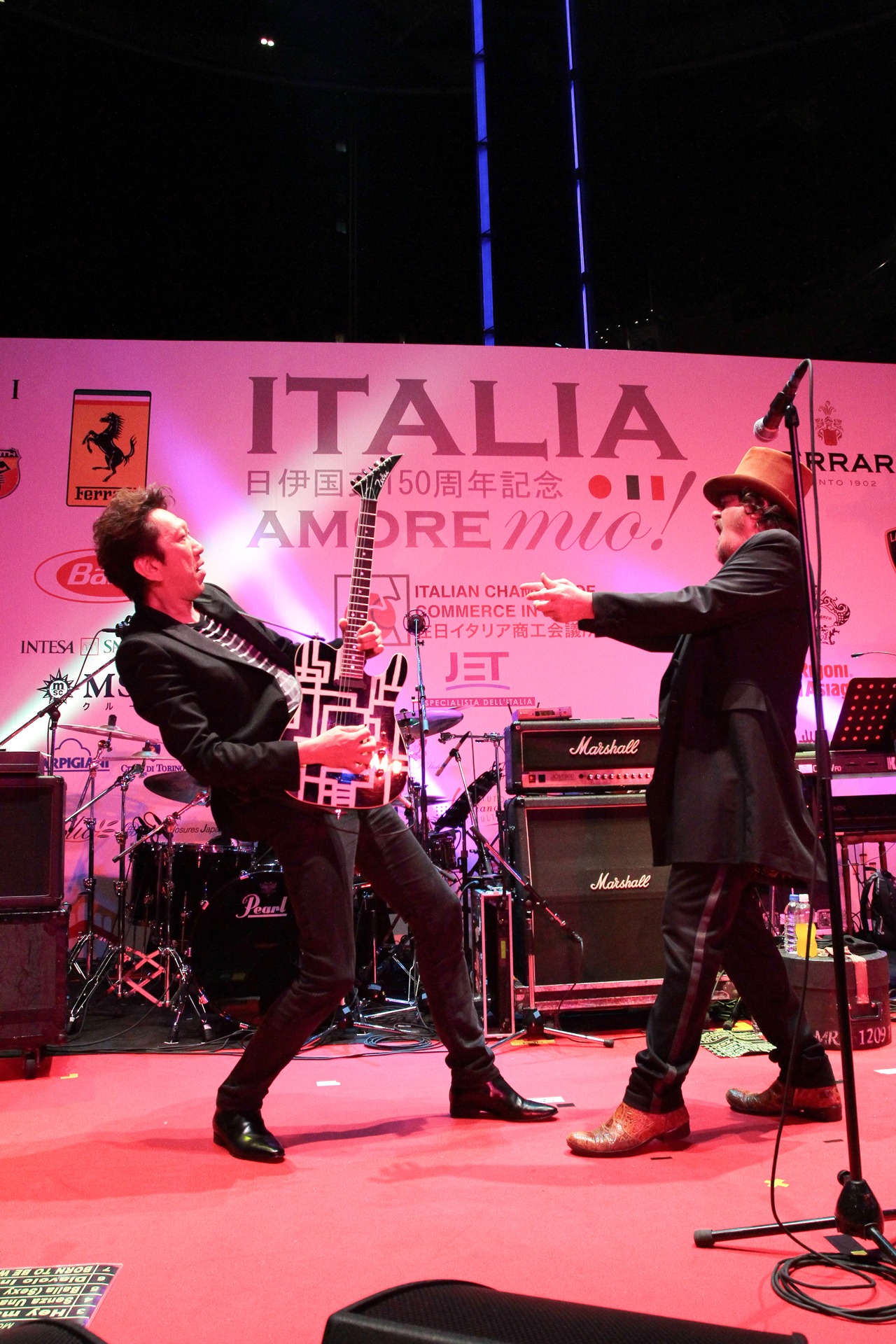 左より布袋寅泰、ズッケロ。（撮影：外山繁）