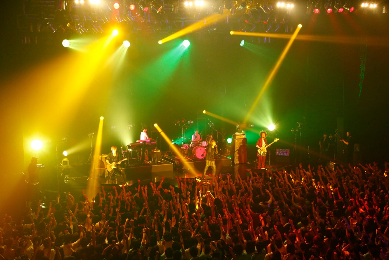 Aqua Timez「“Back to You”tour 2015-2016」Zepp DiverCity TOKYO公演の様子。 （写真提供：EPICレコードジャパン）