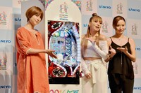 左よりhitomi、倖田來未、鈴木亜美。