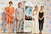 左よりhitomi、SANKYOの富山一郎取締役専務執行役員、倖田來未、鈴木亜美。