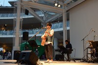 森山直太朗「スペシャルライブ＆肩たたき会」神奈川・ラゾーナ川崎プラザ ルーファ広場 グランドステージ公演の様子。