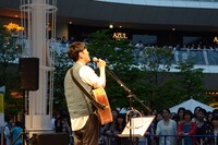 森山直太朗「スペシャルライブ＆肩たたき会」神奈川・ラゾーナ川崎プラザ ルーファ広場 グランドステージ公演の様子。