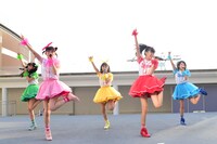 6月1日に行われた「ときめき▽宣伝部～3rd SEASON～むてきなツアー」ららぽーと豊洲 シーサイドデッキ メインステージ公演の様子。