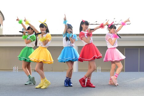 6月1日に行われた「ときめき▽宣伝部～3rd SEASON～むてきなツアー」ららぽーと豊洲 シーサイドデッキ メインステージ公演の様子。