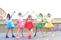 6月1日に行われた「ときめき▽宣伝部～3rd SEASON～むてきなツアー」ららぽーと豊洲 シーサイドデッキ メインステージ公演の様子。