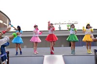 6月1日に行われた「ときめき▽宣伝部～3rd SEASON～むてきなツアー」ららぽーと豊洲 シーサイドデッキ メインステージ公演の様子。